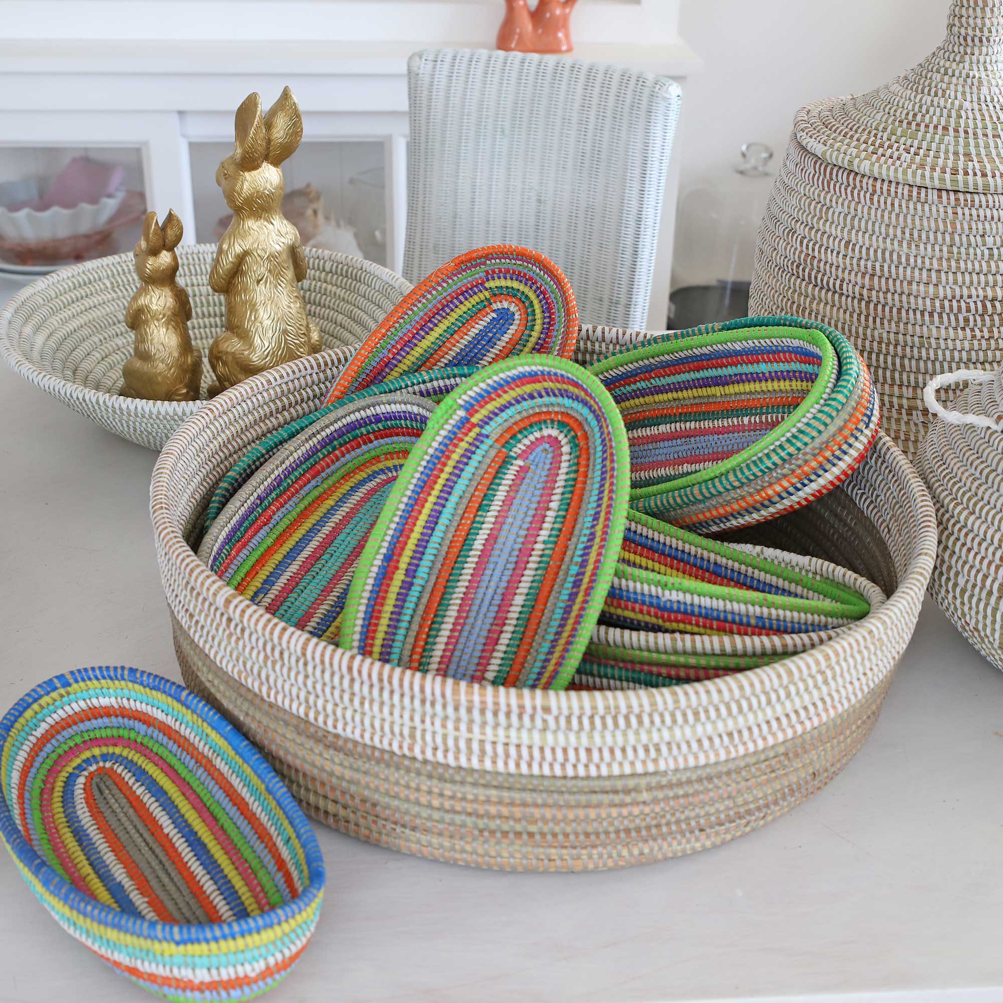 Buntes Osternest hand geflochten handmade Afrikanisches Körbchen aus Savannen-Gras geringelt Osterdeko 2023 online kaufen, Soulbirdee