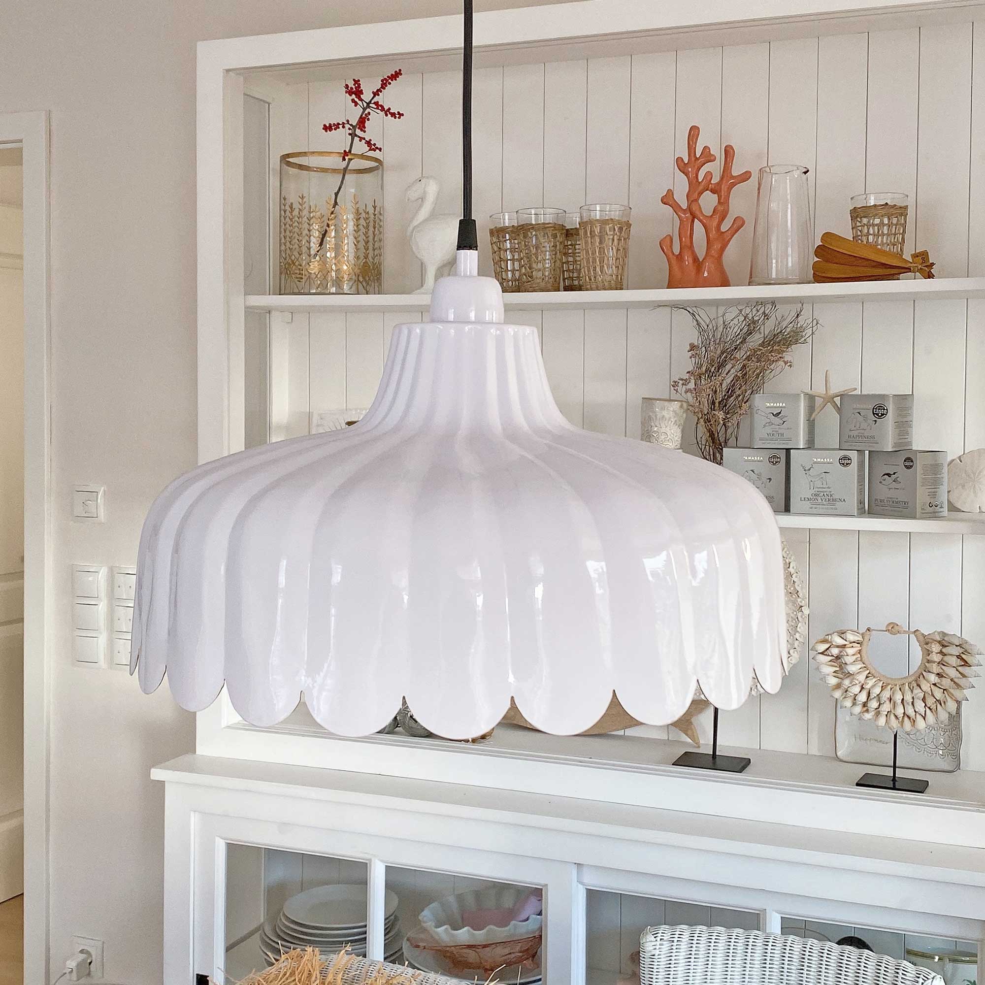 Weiße Esstischlampe ♥ Die schönste Esstischlampe als HängeLampe im Scandi Style ♥ Deckenlampe Esstisch Pendelleuchte für Esszimmer | Soulbirdee LampenShop Weiße Esstischlampe Scandi HängeLampe Deckenlampe Esstisch Pendelleuchte Esszimmer Mahlzeit Soulbirdee OnlineShop
