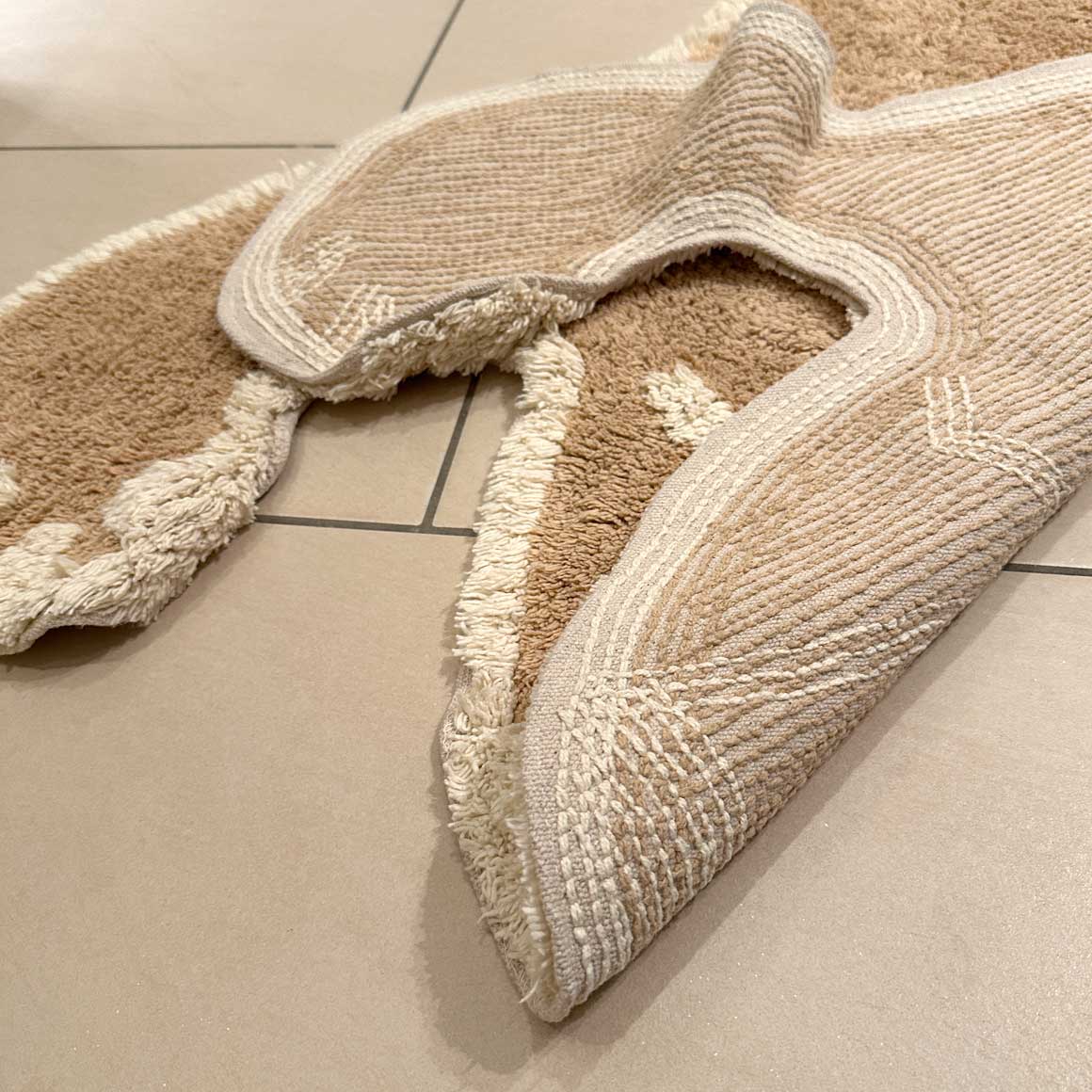Kinderzimmer Teppich Unterseite Detail waschbarer Teppich | Kinderzimmer Teppich waschbar | Tier Bär Eisbär | Liv Interior | Teppich kaufen | Soulbirdee Onlineshop