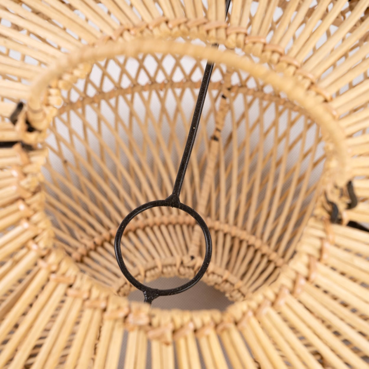 Detail Aufhängung Batu Bolong Lampenschirm BAYU048N-L Rattan 60 cm Boden Deko aus Bali Handgeflochten Rattanlampe Bazar Bizar Soulbirdee Onlineshop