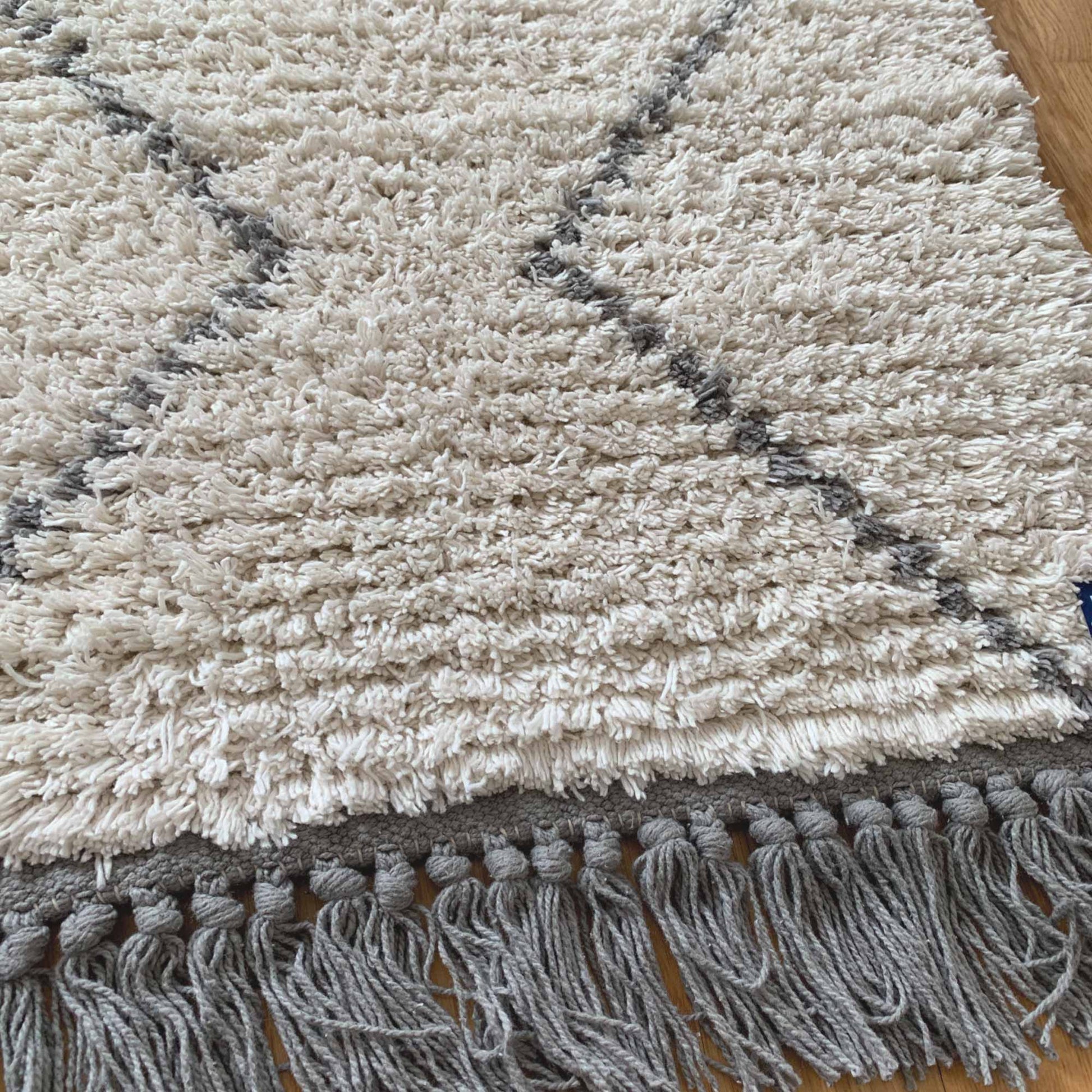 Marokkanischer Berber Teppich in 60x90 von der Marke Liv Interior. Teppich Läufer im Beni Ourain Stil bei Soulbirdee