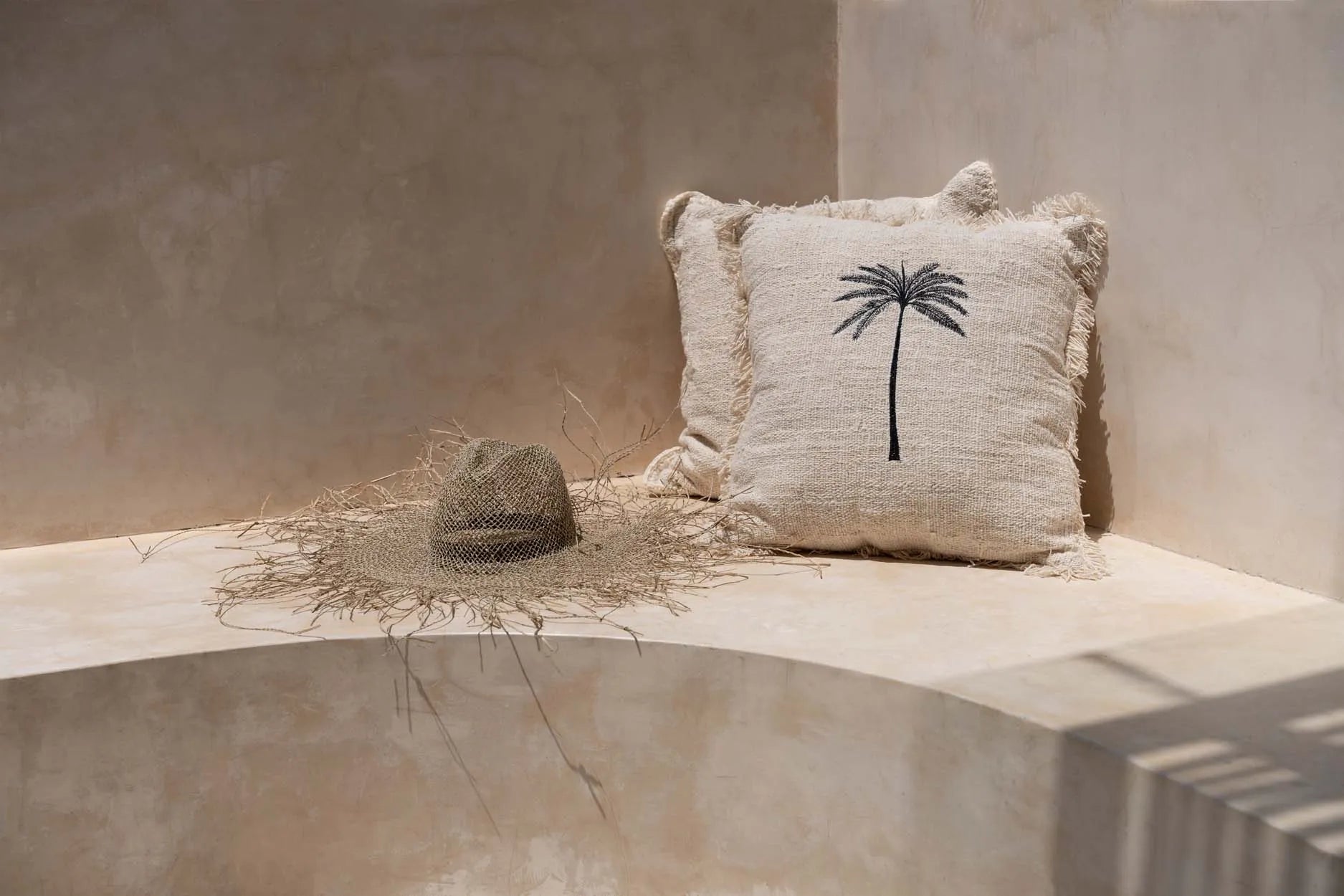 Dekokissen Palme Wohnzimmer Deko Boho Kissen 50x50 in Beige mit Palme Beach Club Deko | Seaside Style | Bazar Bizar Deko kaufen | Boho Style Interior Soulbirdee Onlineshop