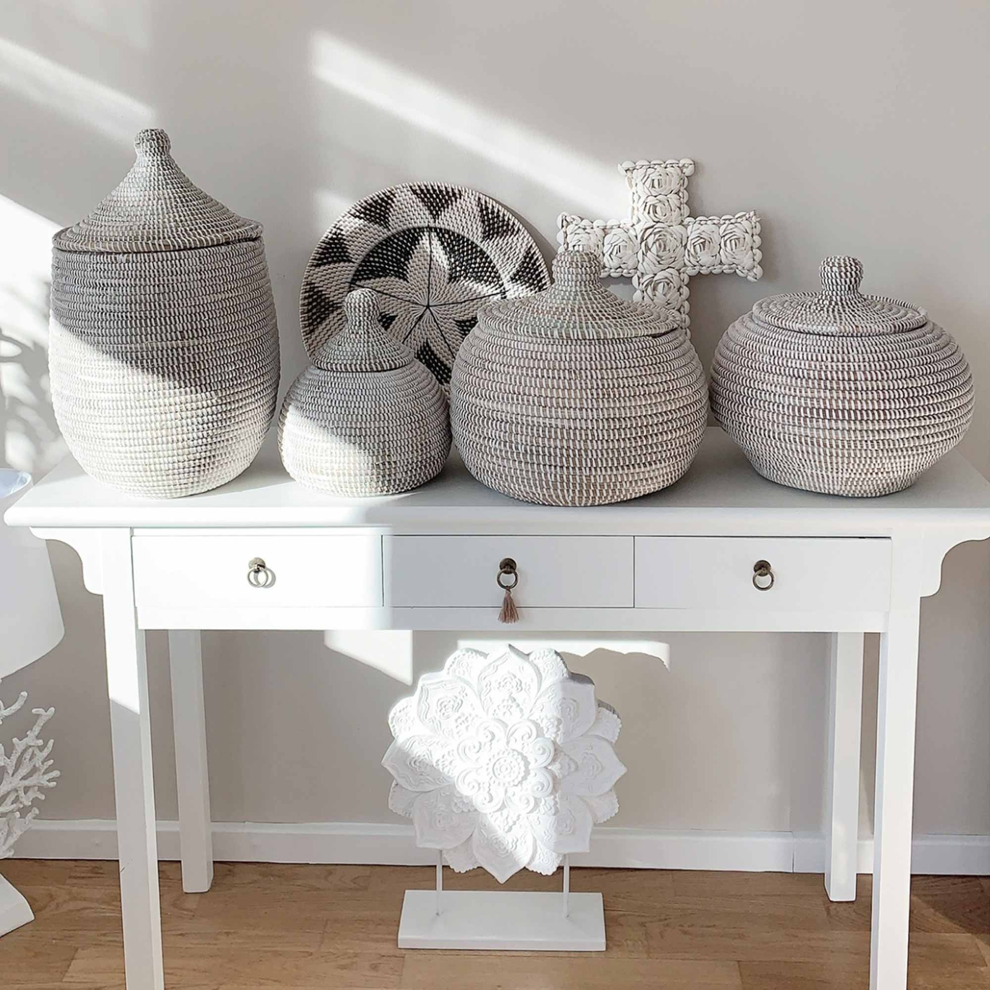 Weisse Deckelkörbe aus Afrika als Wohndeko und Boho Dekoration ♥ Korb mit Deckel online kaufen ♥ Für die Aufbewahrung von kleinen Schätzen in der Küche oder im Badezimmer