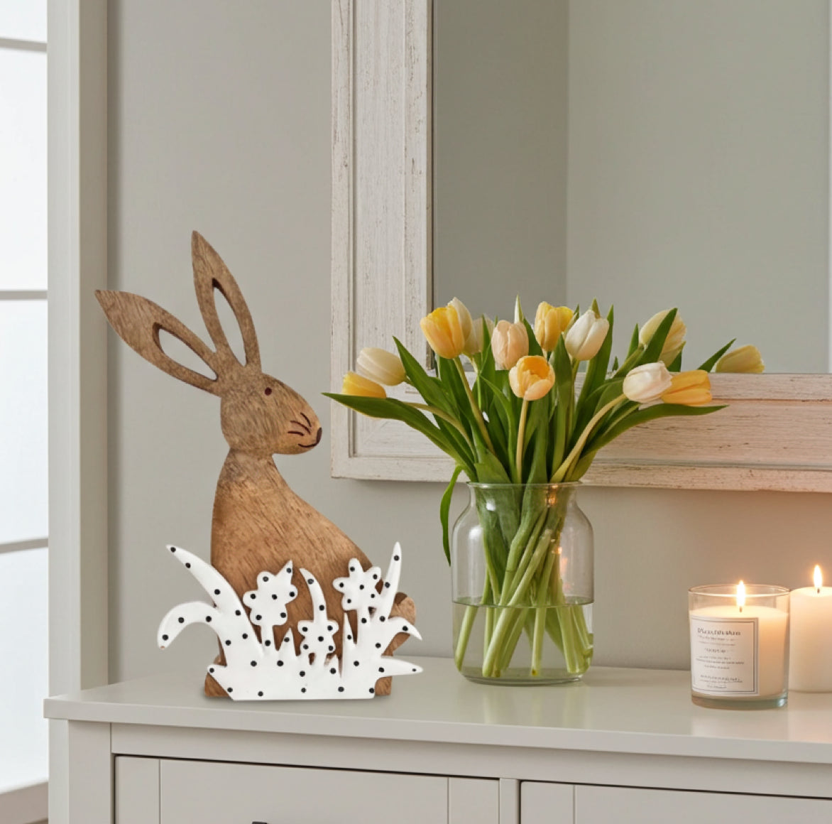 Dekofigur Frühlingshase aus Holz mit weiß lackiertem Emaille-Wiese Details als Deko im Wohnzimmer