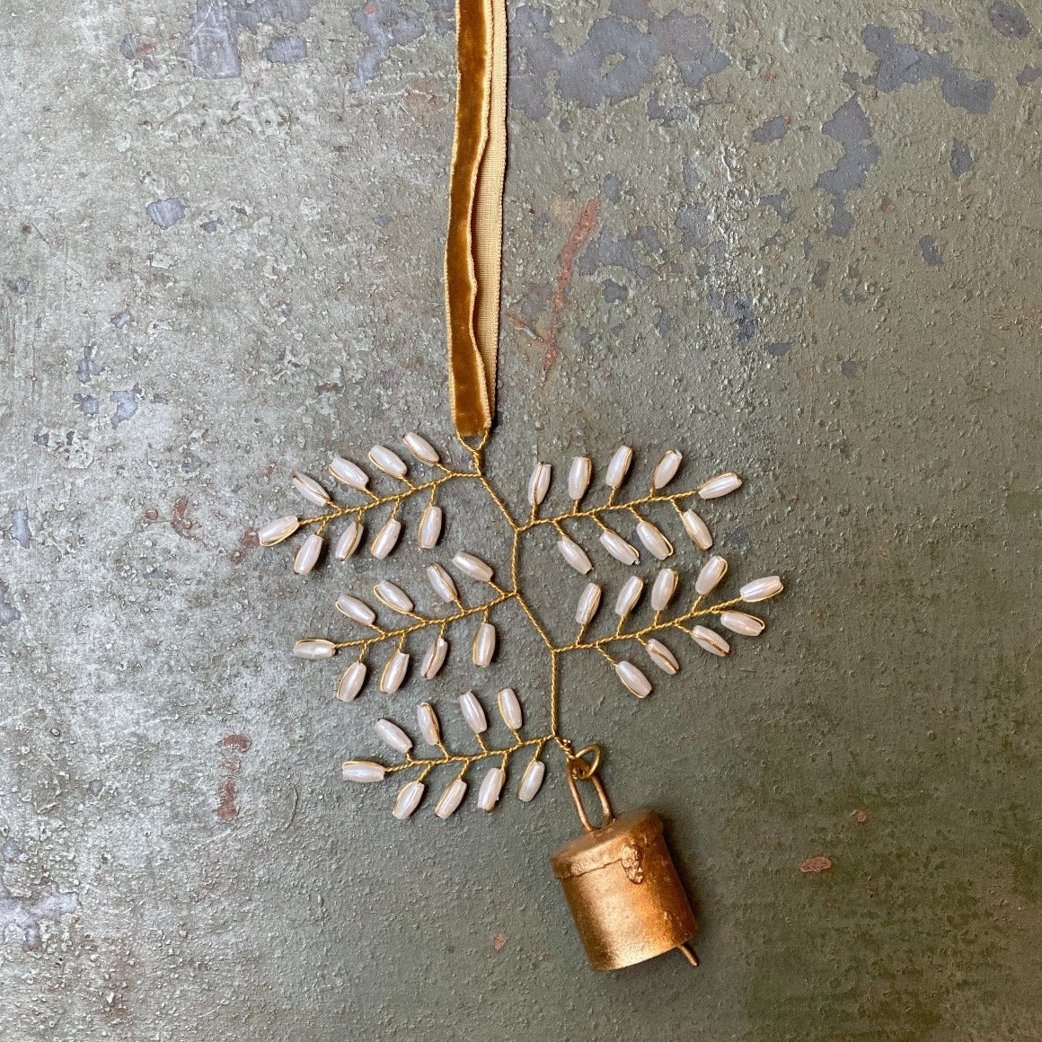Christbaumschmuck Glocke mit Perlen & Samtband
