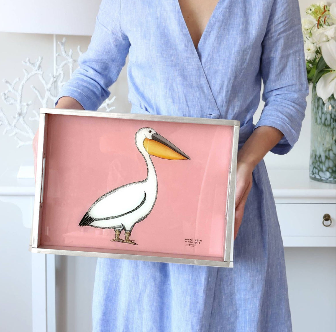 Deko Tablett Rosa Pelikan – handbemalt aus Afrika im Strandhaus Hamptons Stil von einem Künstler gemalt
