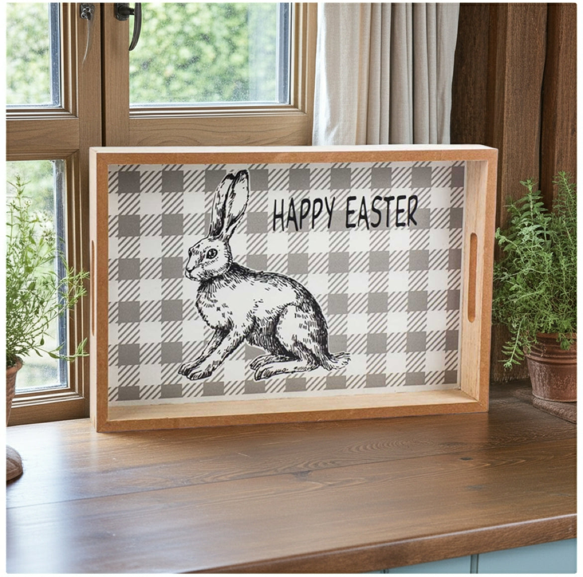 Osterdeko Tablett in der Landhaus Küche am Fenster mit Pflanzen 