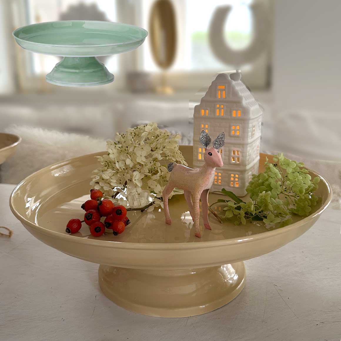 Hohes Dekotablett Rund Deko Tablett auf Fuss Nostalgie Vintage Emailliert Tortenständer Landhaus Stil Bungalow DK im Soulbirdee Onlineshop dekotablett landhaus deko vanille gelb rund fuss Tortenhalter lichthaus bungalow soulbirdee onlineshop