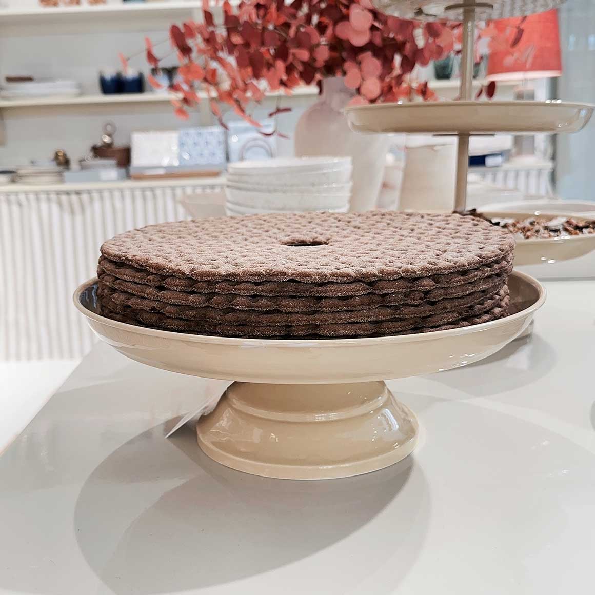 Hohes Dekotablett creme Beige Rundes Deko Tablett auf Fuss Nostalgie Vintage Emaillierter Tortenständer im Landhaus Stil Bungalow DK im Soulbirdee Onlineshop