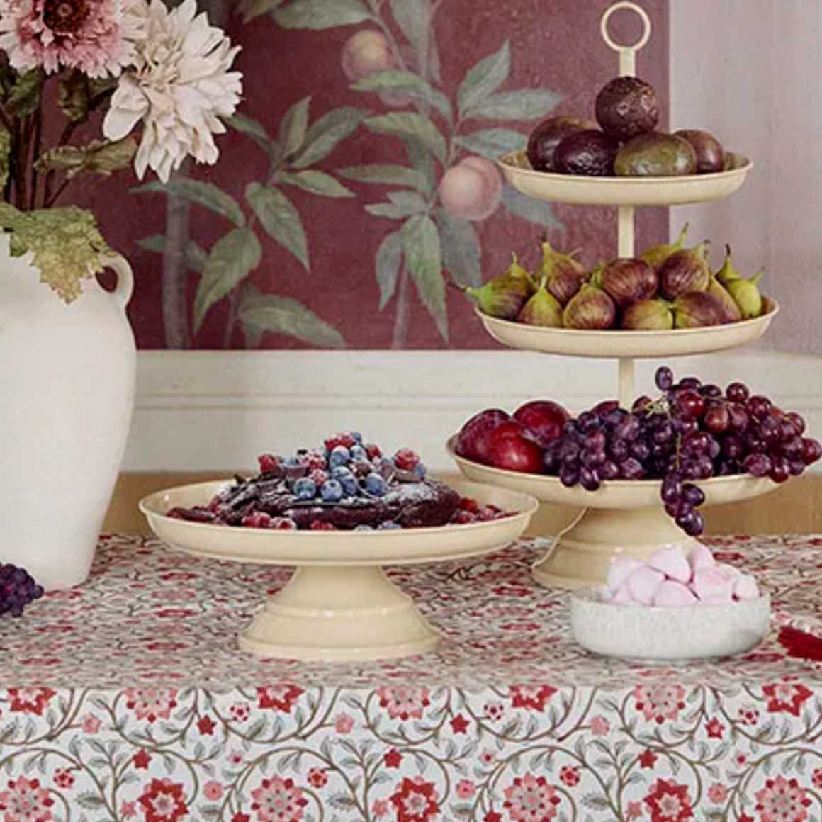 Dekotablett Rund Deko Tablett auf Fuss Nostalgie Vintage Emaillie Tortenständer im Landhaus Stil Bungalow DK iSoulbirdee Onlineshop