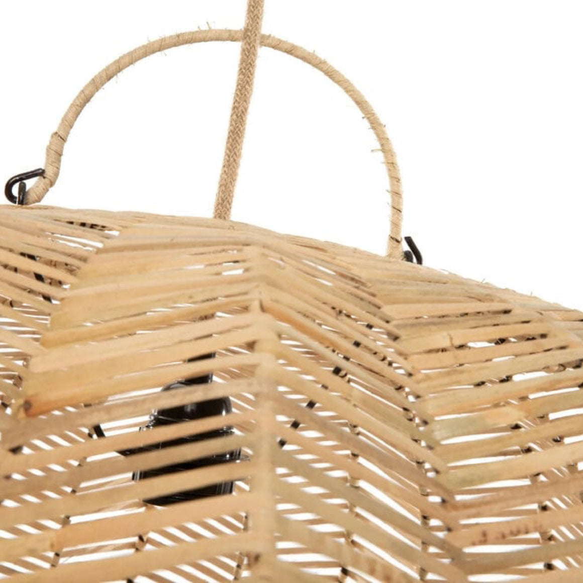 Nahaufnahme der Aufhängung der Rattan Lampe Cerise 