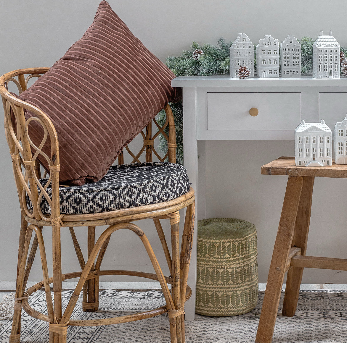 Detail der Lehne des Boho Stuhl aus Bambus verschnörkelt mit Sitzkissen Bambusstuhl MADAME als gemütlicher Sessel in der Leseecke