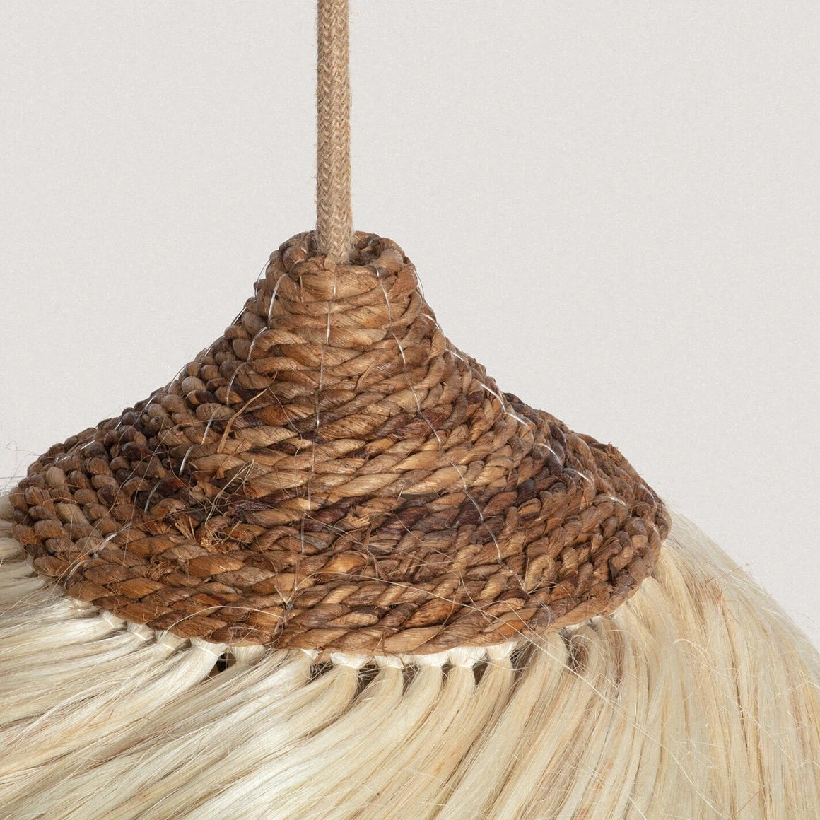 Detail Rattan Geflecht und Ramie der Lampe KULU