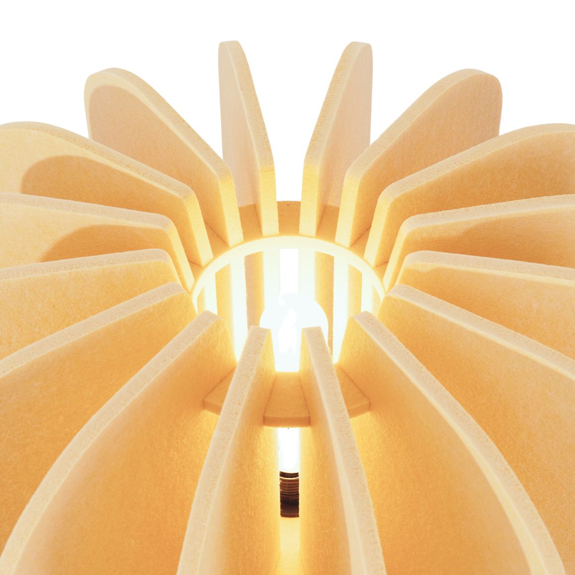 Detail der orange Filz Lamellen des Lampenschirmes