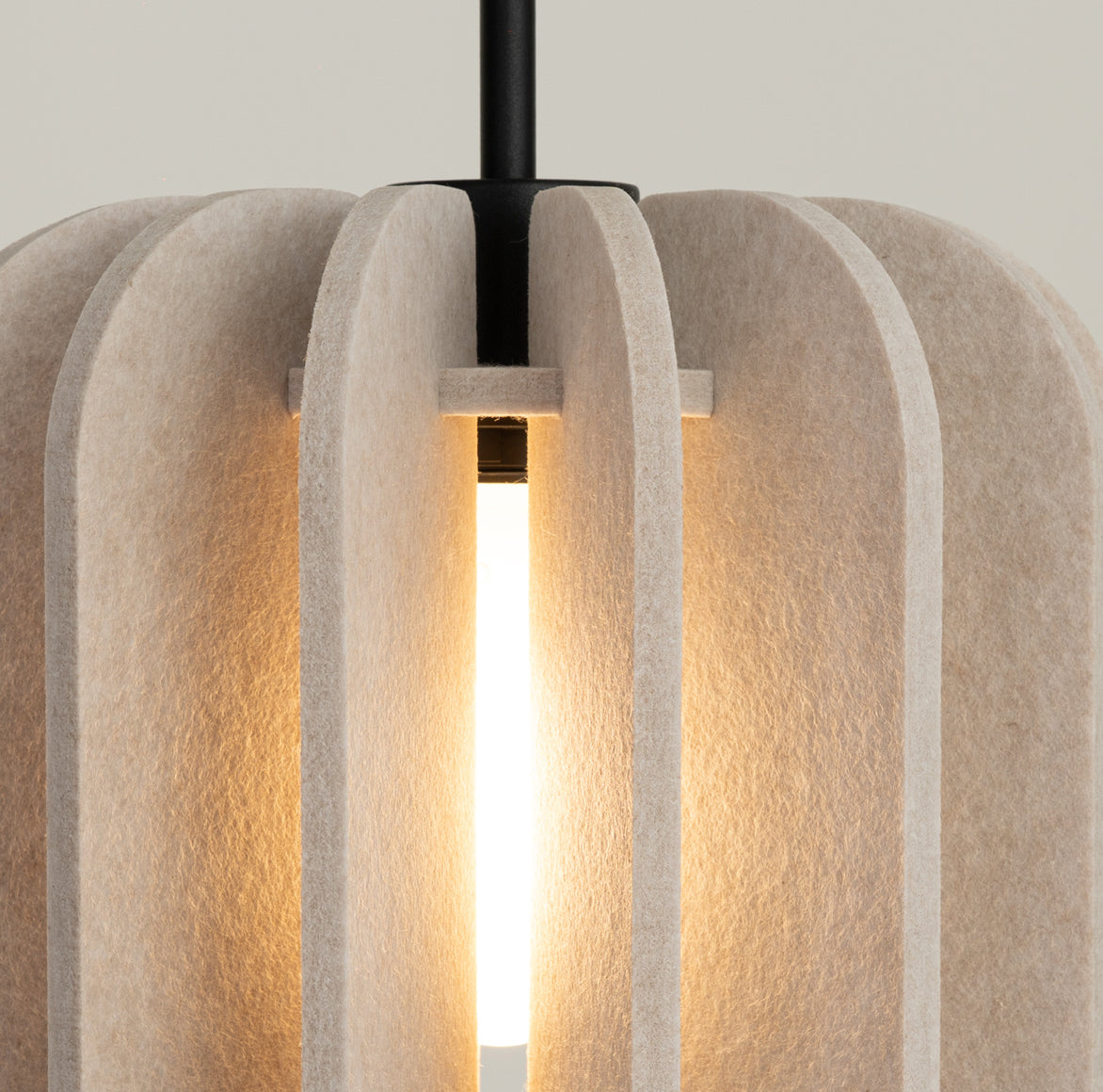 detail der beleuchteten Lamellen-Lampe als Hängelampe