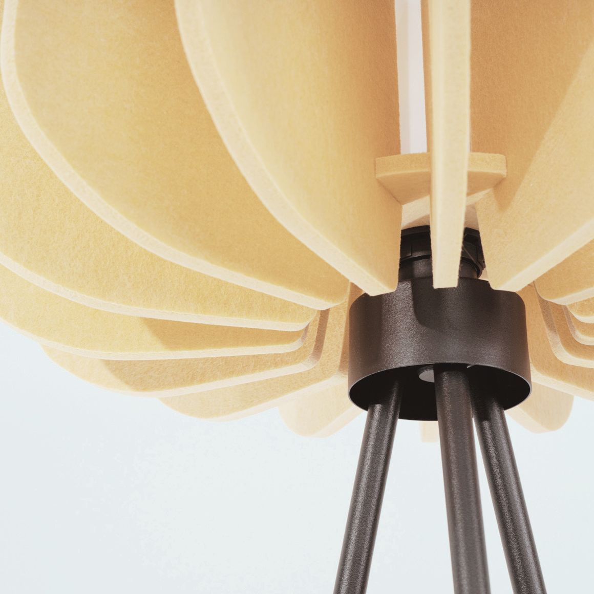 Detail der Unterseite mit den gelb farbigen Filz Lamellen des Lampenschirmes der Stehlampe
