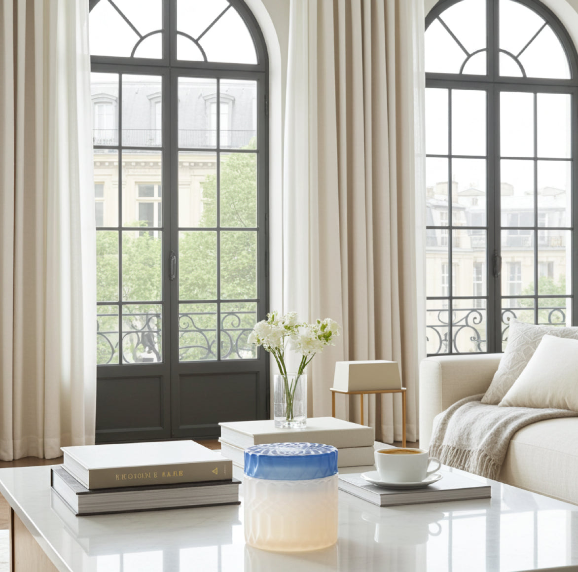 Luxus Dufterze mit weißem Glas und blauem Deckel von EJA Au Maison im Design einer Bonbonniere als elegantes Geschenk und Luxus Wohn-Accessoire