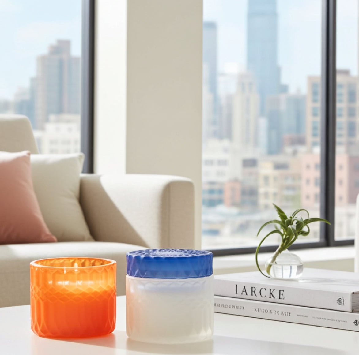 Edle Duftkerze im Luxus Glas im eleganten Wohnzimmer als Raumduft. Bonbonniere von Eja Aumaison als Geschenk