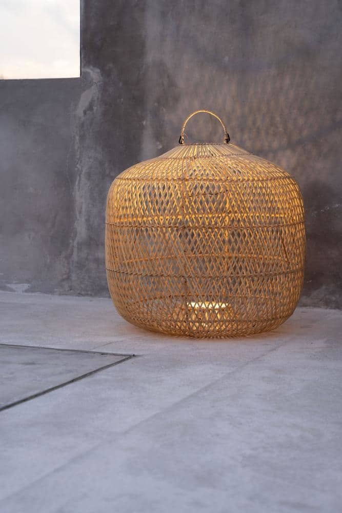 Beleuchtung Outdoor Pool Terrasse Außenbereich Lampenschirm Rattan Rattanlampe Bodenlampe Rattan Lampenschirm Batu Bolong 60 cm Boden Deko aus Bali Handgeflochten Rattanlampe Bazar Bizar Soulbirdee Onlineshop