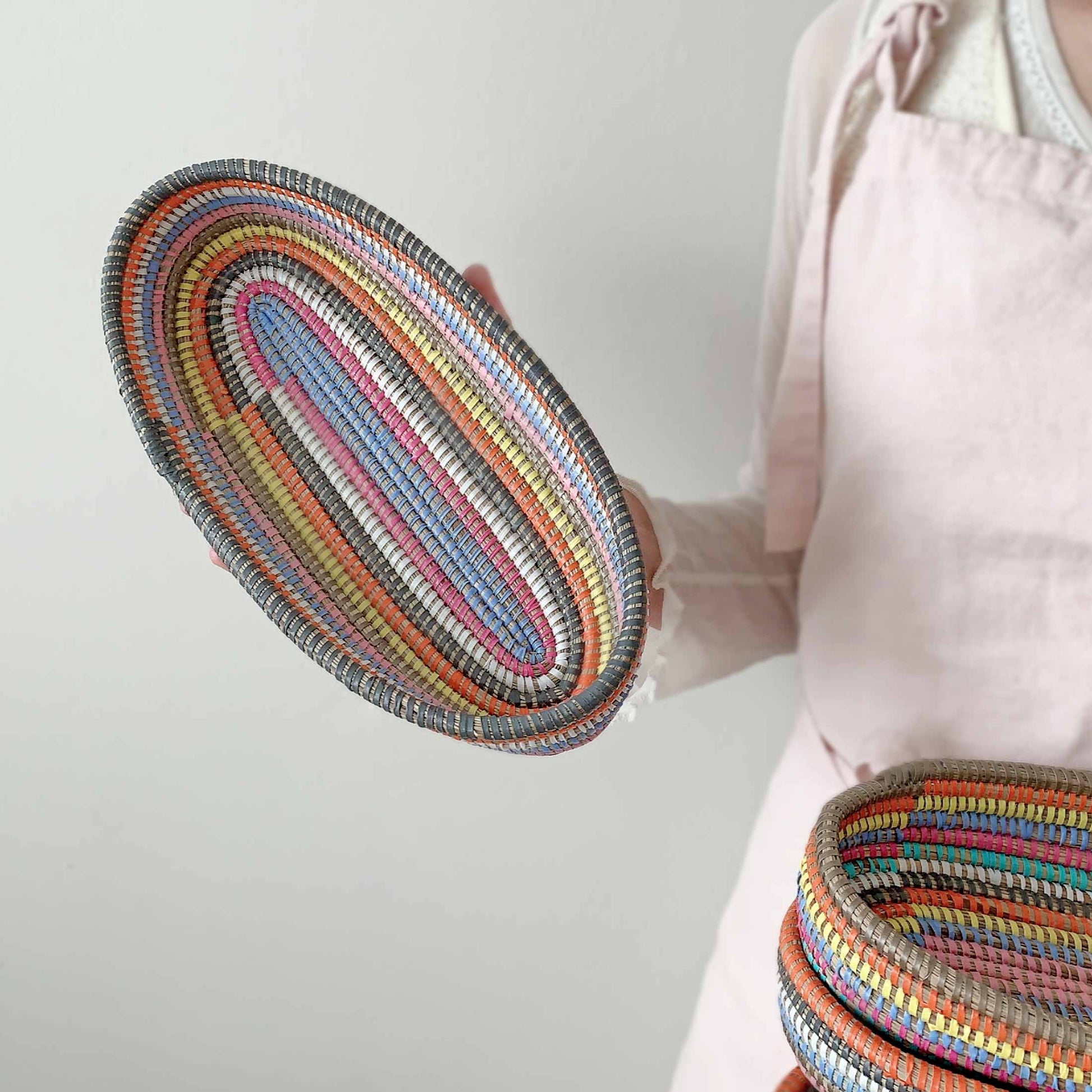 Osterdeko 2023 Buntes Osternest geringelt geflochten Handarbeit Senegal oval flach Soulbirdee Onlineshop