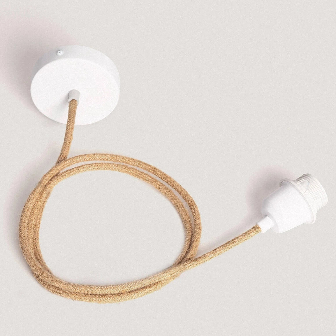 Detail der Elektrik Deckenaufhängung mit braunem Textilkabel und weißem Baldachin