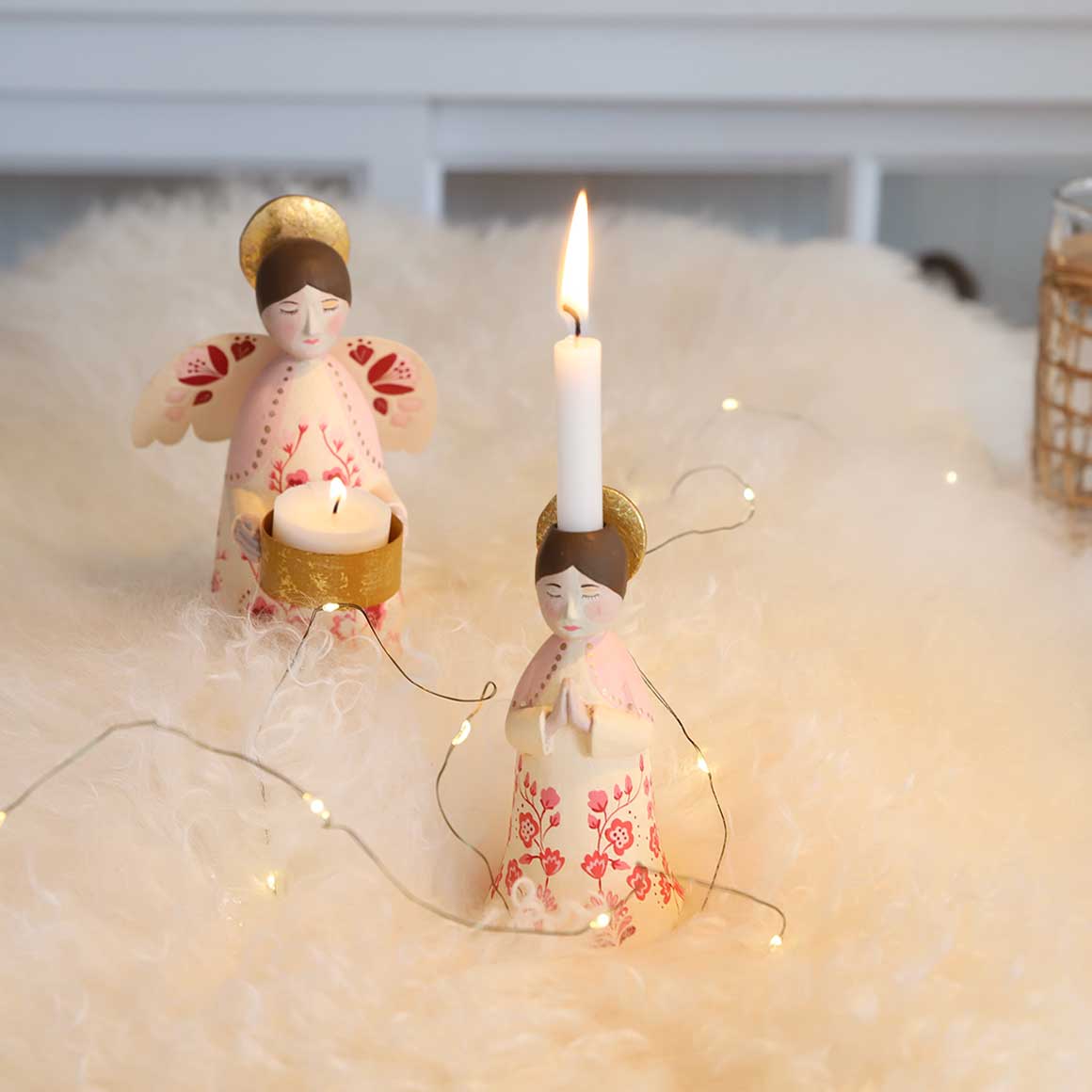 Rosa Beige Deko Engel als Tischdeko mit goldenen Kerzenhalter und Details für Kerzenlicht und Teelicht und als Boho Weihnachtsdeko von Bungalow DK.
