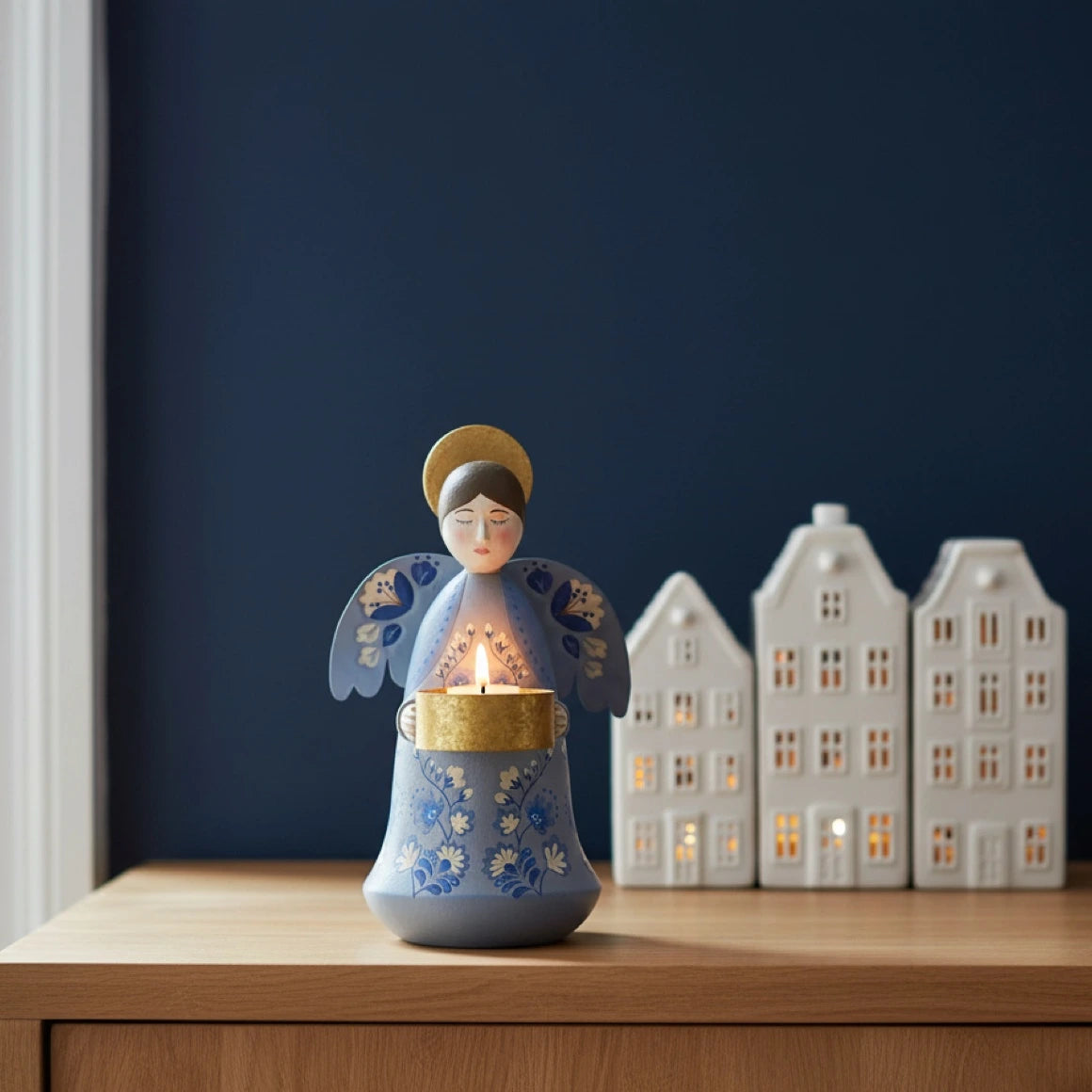 Engel DEkofigur handgemacht bemalt mit muster in Blau mit goldenem Teelicht und Heiligenschein als kerzenhalter von Bungalow bei Soulbirdee