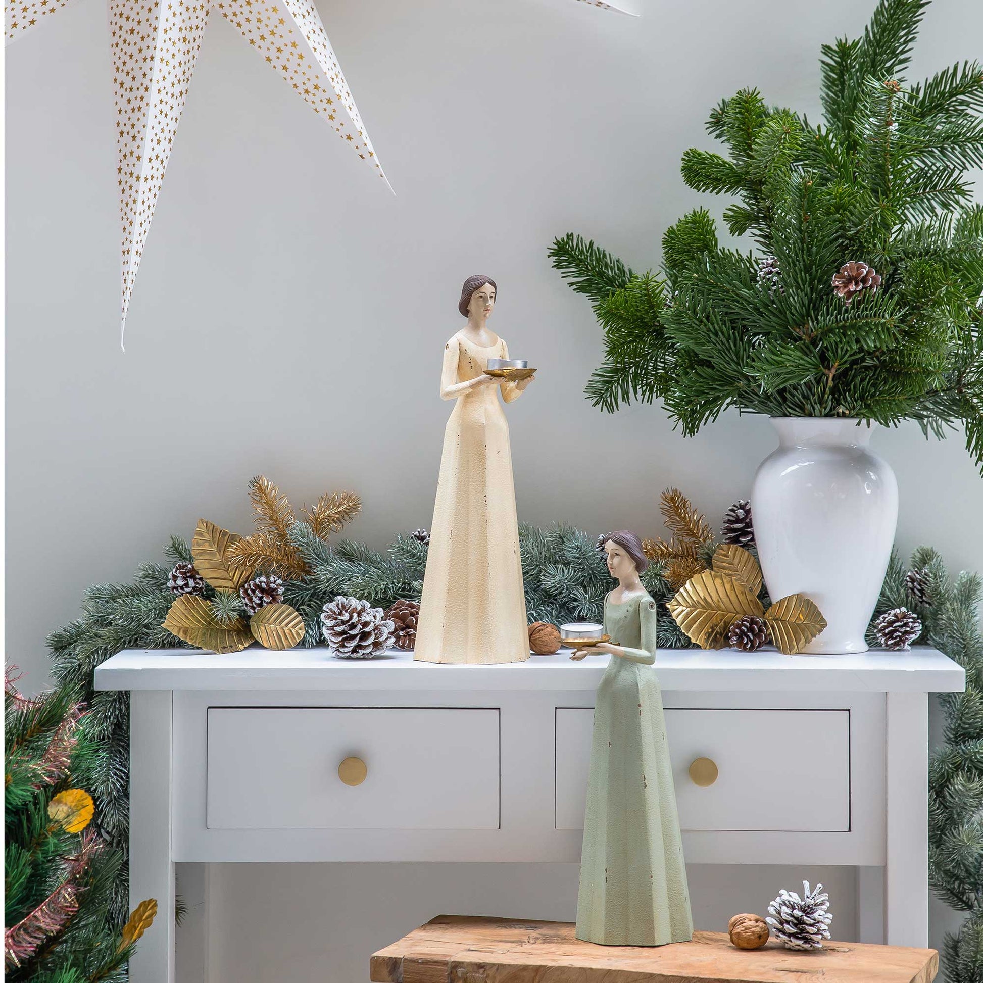 Engel im Vintage Stil der ein Teelicht in den Händen hält auf einer goldenen Schale. Weihnachtsdekoration im Soulbirdee Onlineshop