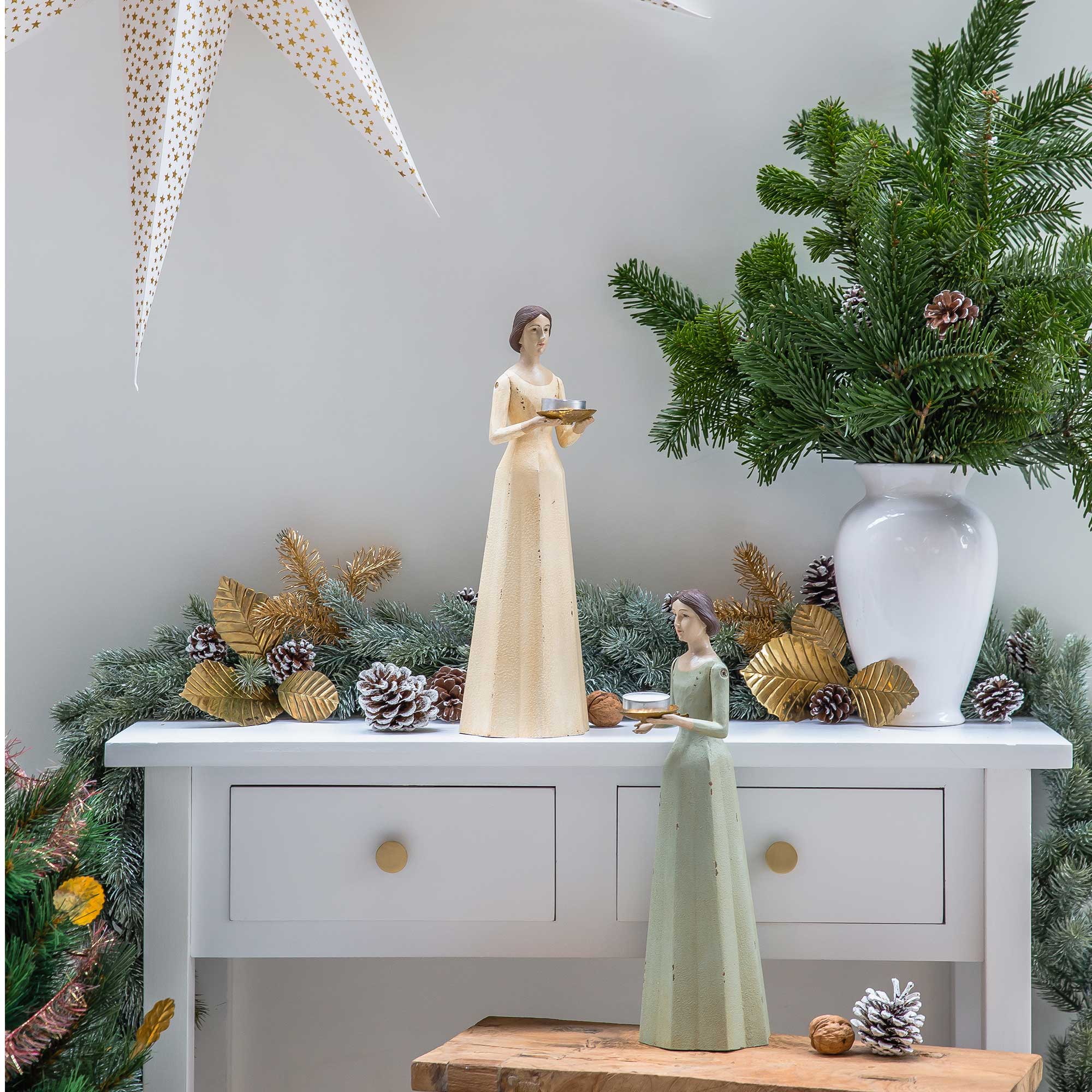 Engel im Vintage Stil der ein Teelicht in den Händen hält auf einer goldenen Schale. Weihnachtsdekoration im Soulbirdee Onlineshop