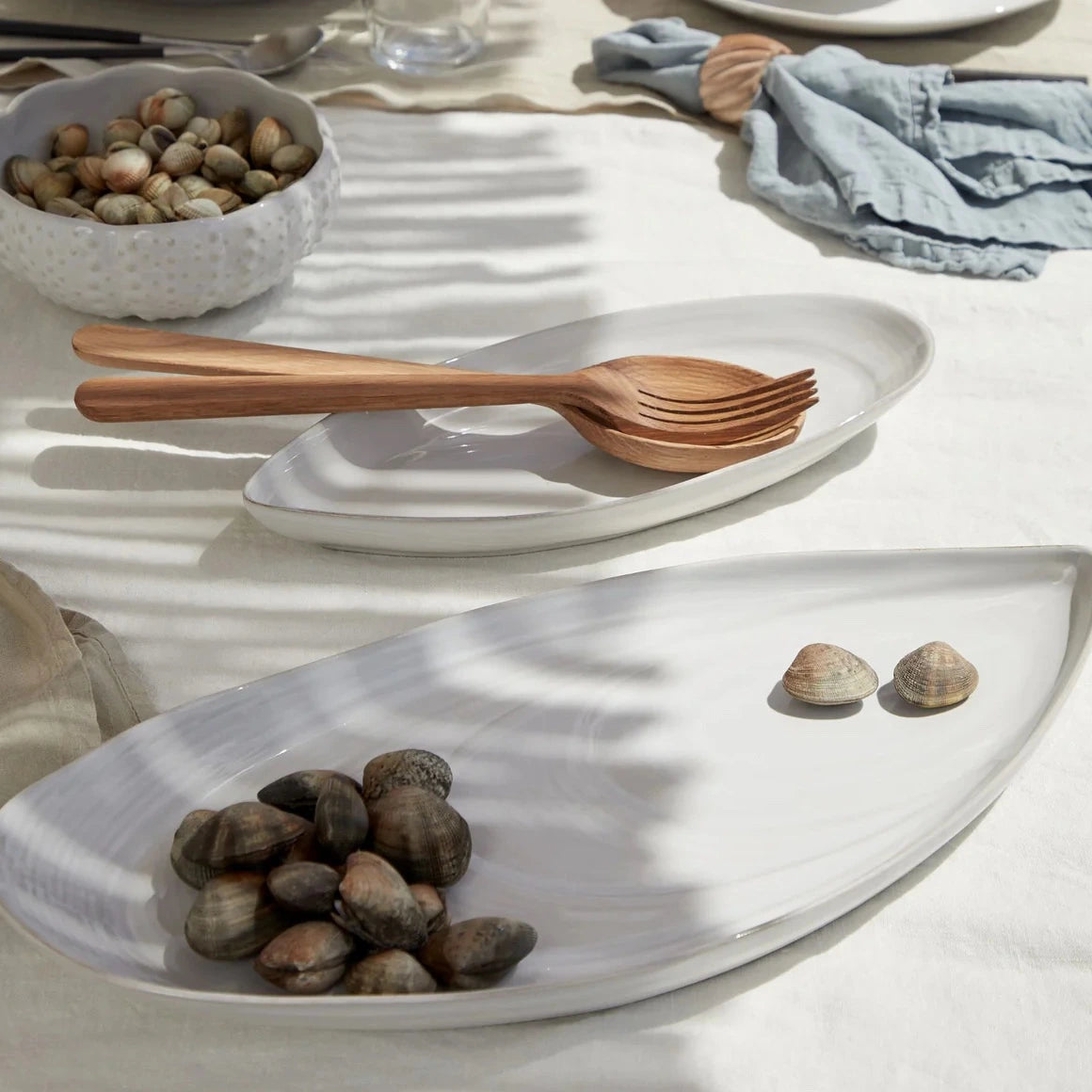 mediterranes Landhaus Geschirr weißer Essteller in Muschel Design für mediterrane Speisen dekorativ von Costa Nova