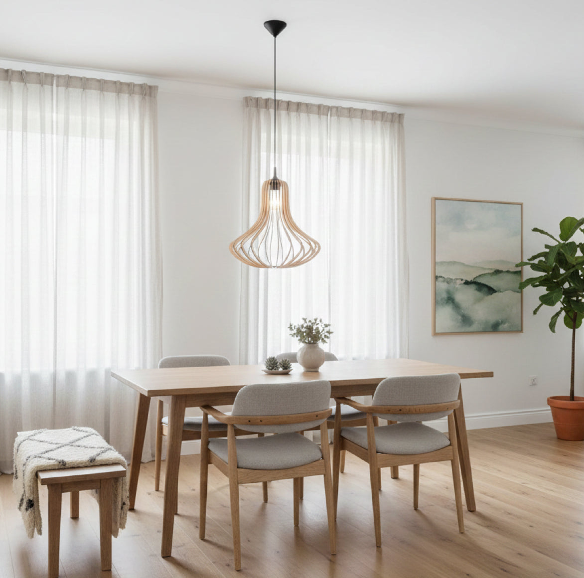 Pendelleuchte aus Holz als luftig wirkende Esstischlampe im skandi Stil