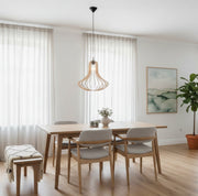 Pendelleuchte aus Holz als luftig wirkende Esstischlampe im skandi Stil