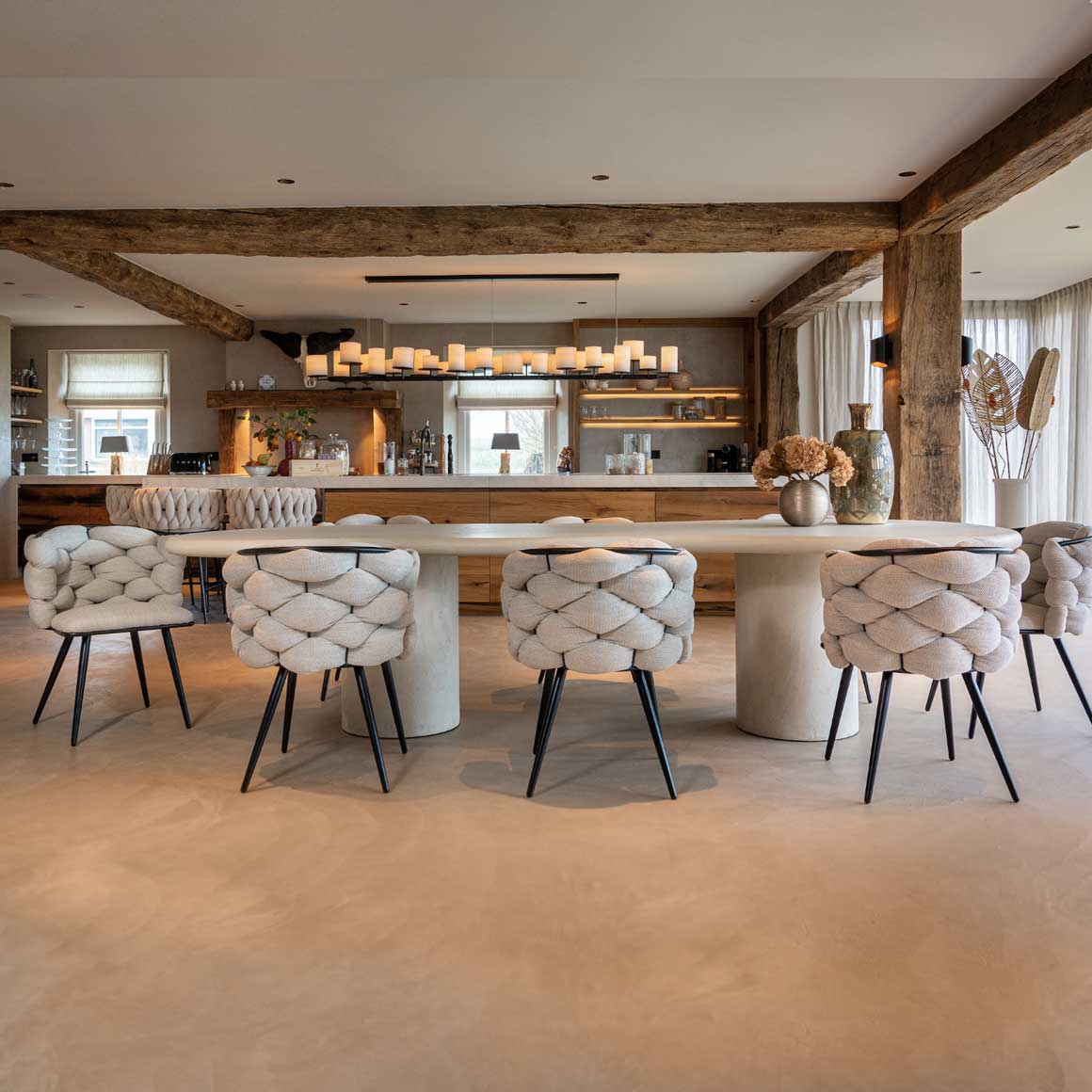 Gemütliches Esszimmer mit beigen Esszimmerstühlen im Boho Stil an einem großen Familientisch