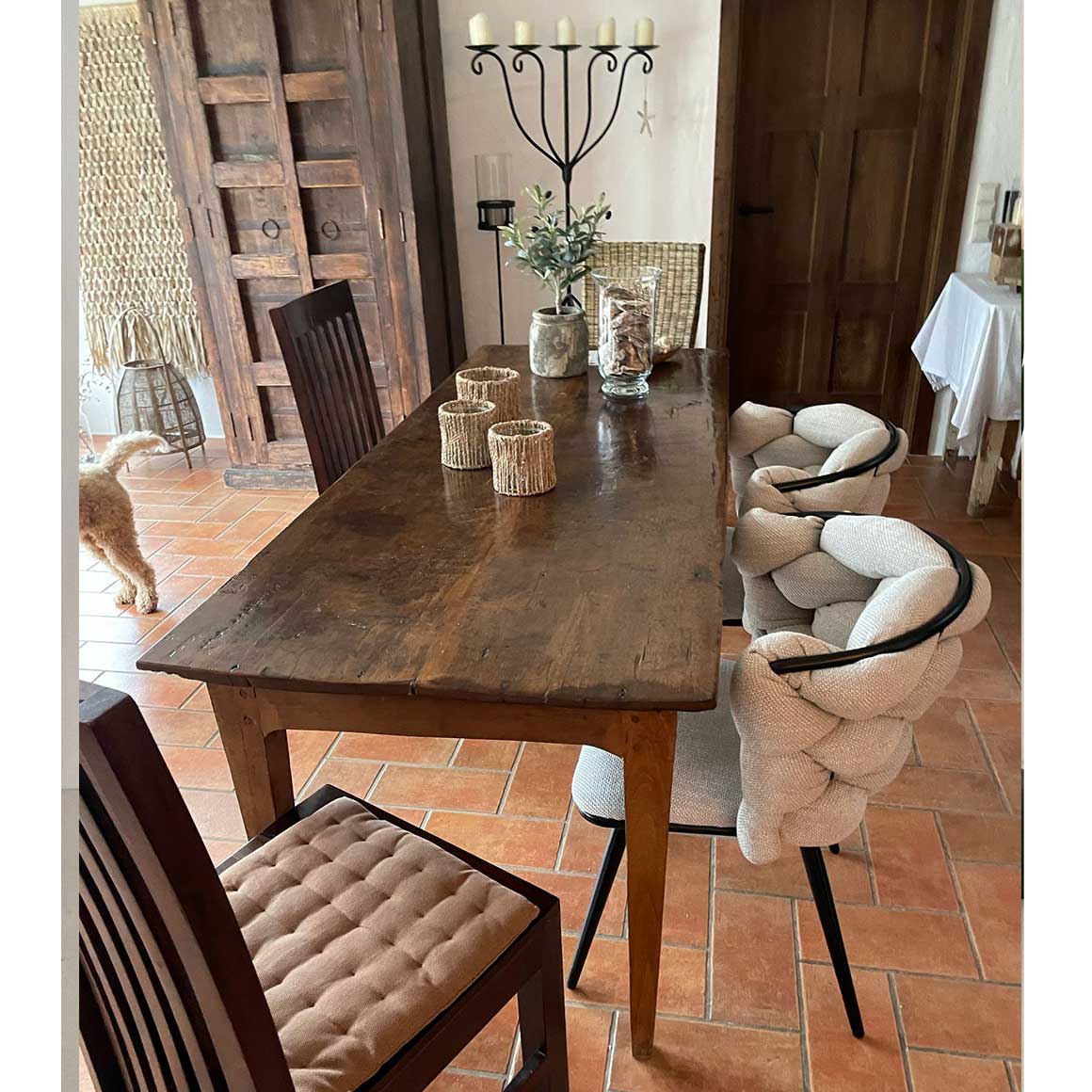 beige Esszimmerstühle für großen Esstisch aus Holz  in mediterranem Landhaus Esszimmer