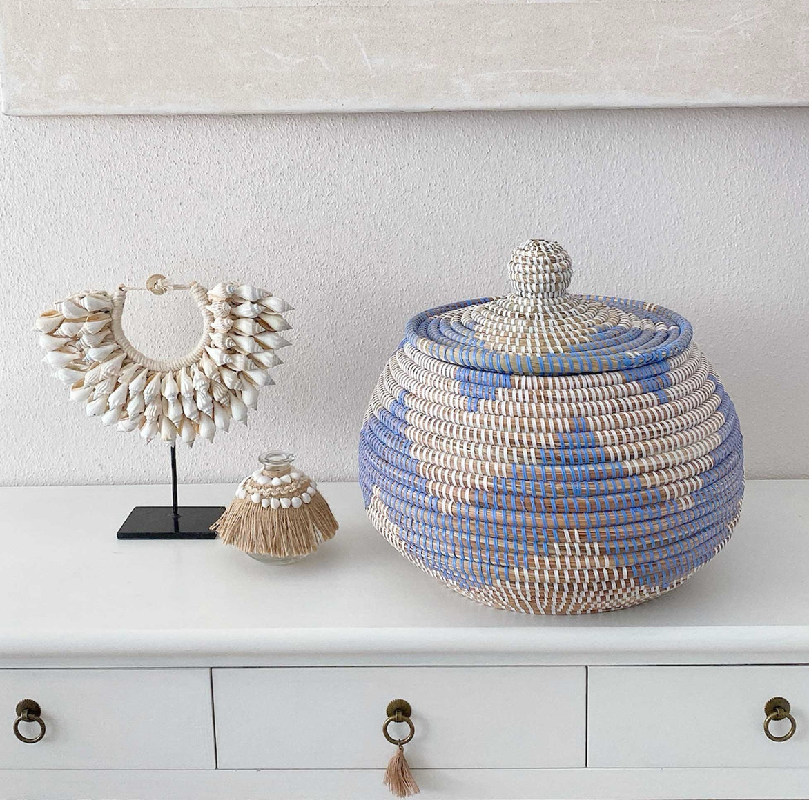 Handgefertigter Ethno Korb in Blau Weiss aus Afrika mit Deckel – stilvolle Aufbewahrung im modernen Wohnstil