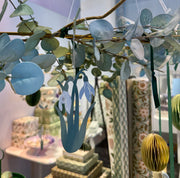 Detail Hängende Deko ovaler ring gold mit Eukalyptus Zweigen Kunstblumen  von Bungalow DK 