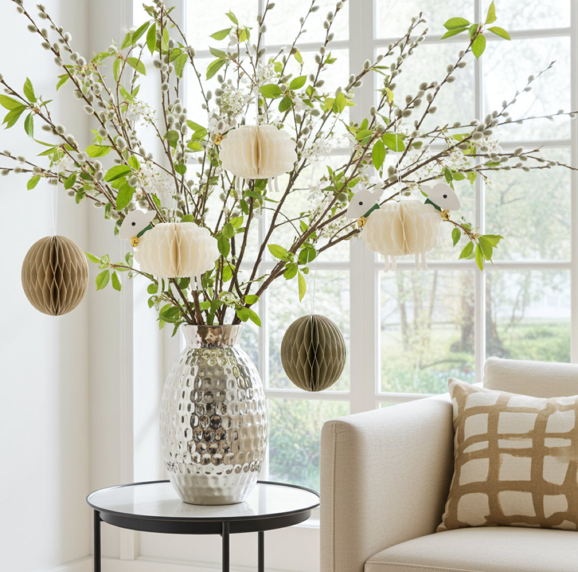 Exklusive Deko für Frühling und Ostern an Zweigen im Wohnzimmer