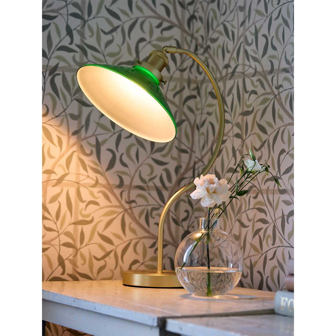 Vintage Tischlampe Detail beleuchtet grünem Lampenschirm aus Glas Gold Messing Nachttischlampe Retro Vintage Style Tischleuchte kaufen Soulbirdee Lampenshop