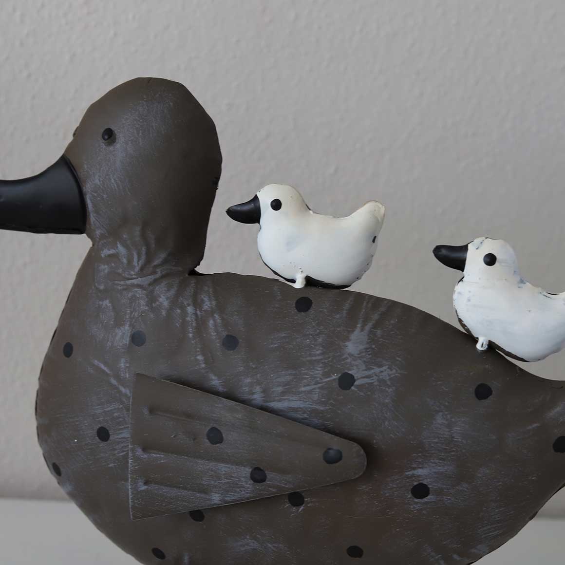 Ente Detail Verarbeitung Rückseite mit Babies als Deko im Frühling Shabby Chic Deko 2024 Baden Landhaus Deko Soulbirdee Onlineshop Deko aus Metall Deko fürs Wohnzimmer