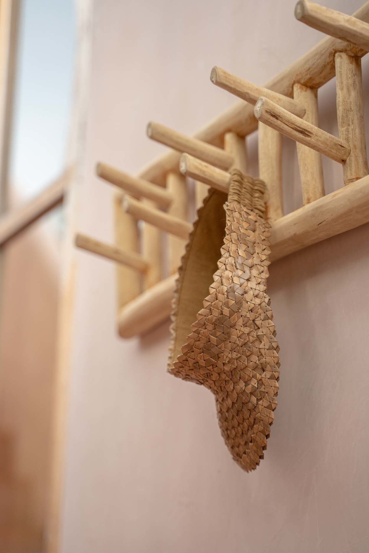 Detail Garderobe Amish Style Teak Holz