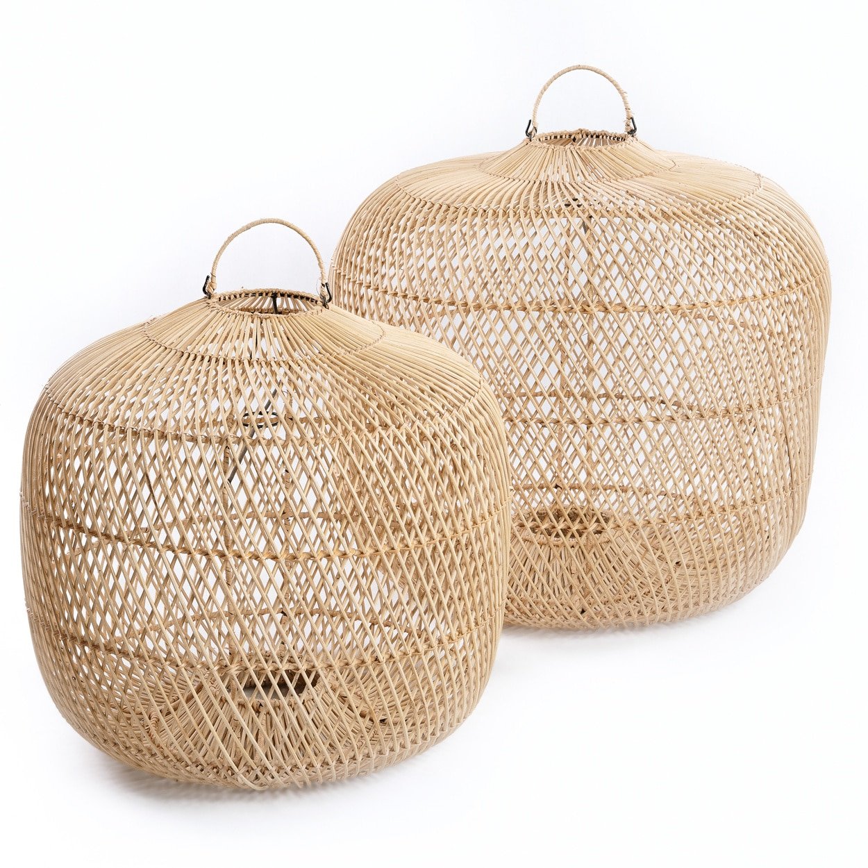 Batu Bolong Lampenschirme in 2 Größen Lampenschirm Rattan Rattanlampe BodenlampeBAYU048N-L Rattan 60 cm Boden Deko aus Bali Handgeflochten Rattanlampe Bazar Bizar Soulbirdee Onlineshop