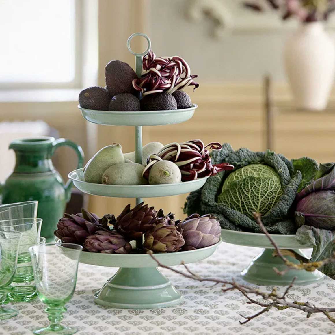 Küchendeko Etagere Pistazie grün Süße Etagere aus Emaille als Dekotablett von der dänischen Marke Bungalow DK Soulbirdee Onlineshop ✓ Lichthaus Deko