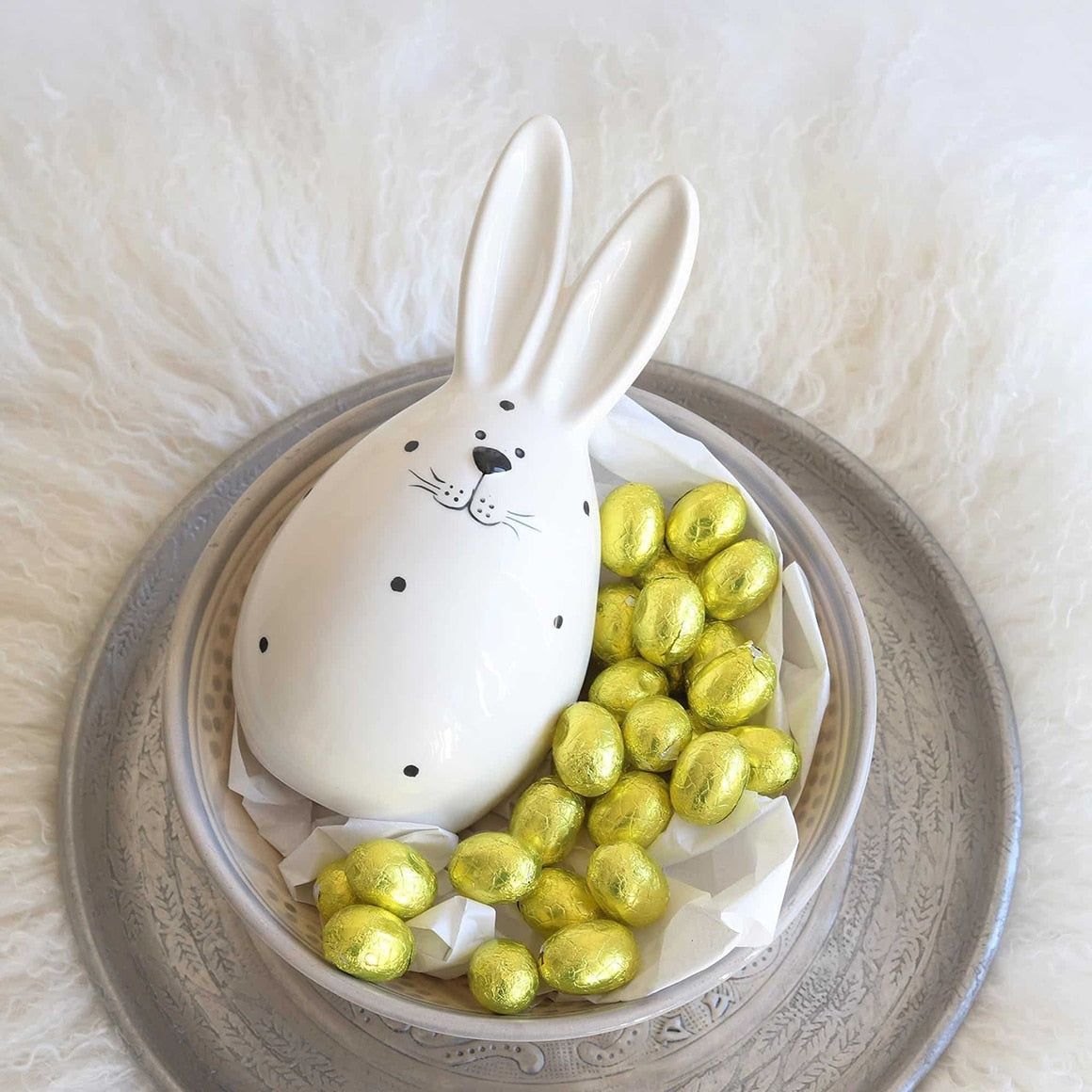 Gestreifter Osterhase im skandinavischen Wohnstil aus weißen Porzellan. Entdecke die beliebten Osterhasen mit den Streifen für das Osterfest