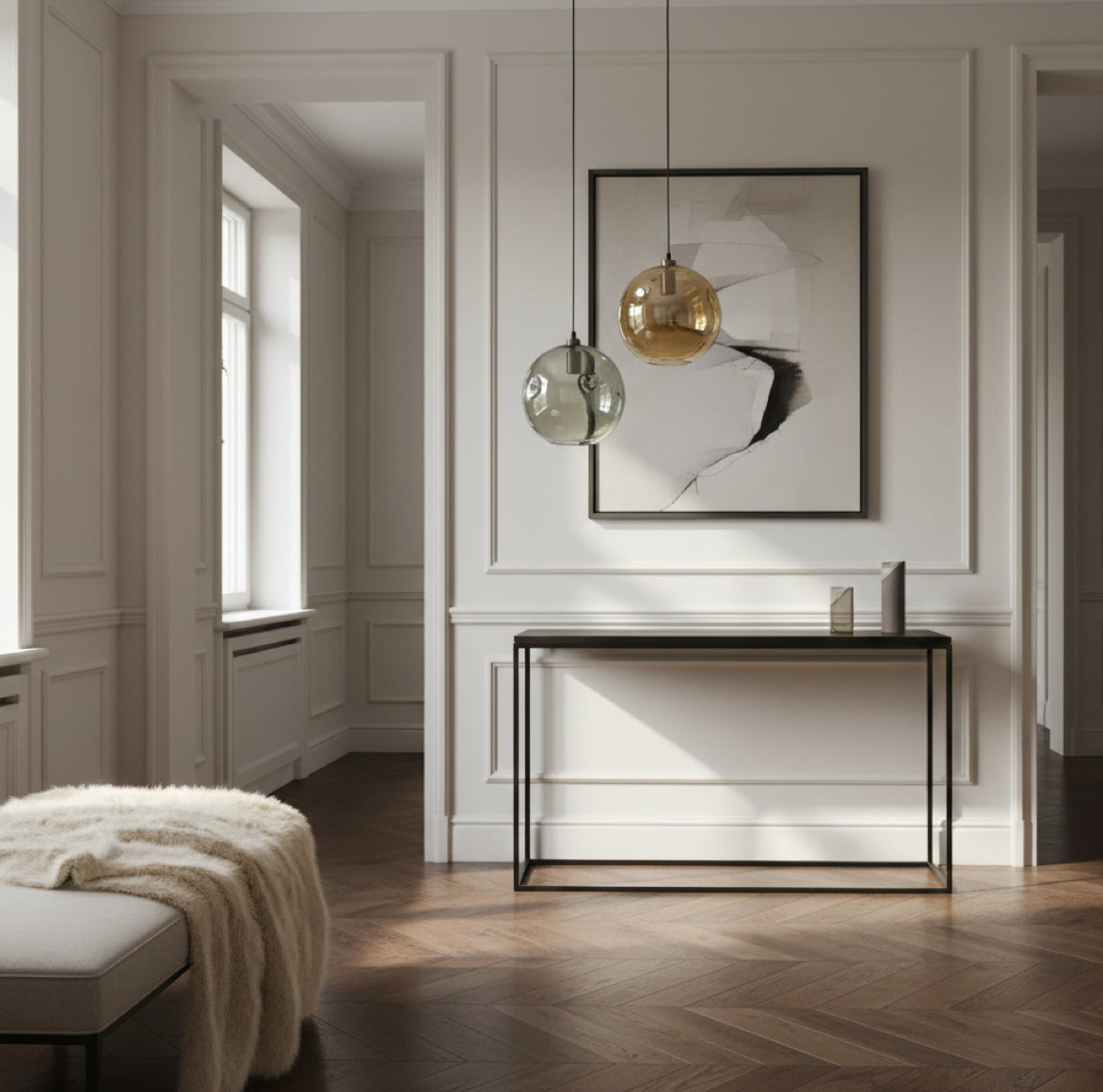 Glaslampe in Gold neben einer Hängenden Glaslampe in hellem Grau-Grün  über einer modernen Konsole vor einem Bild im Flur der im luxuriösen ECO Living Stil chic eingerichtet ist