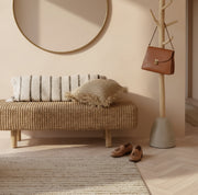 Sitzbank im Flur für mehr Gemütlichkeit mit Naturmaterialien. Perfekt auch für schmale Räume und kleine Eingangsbereiche.