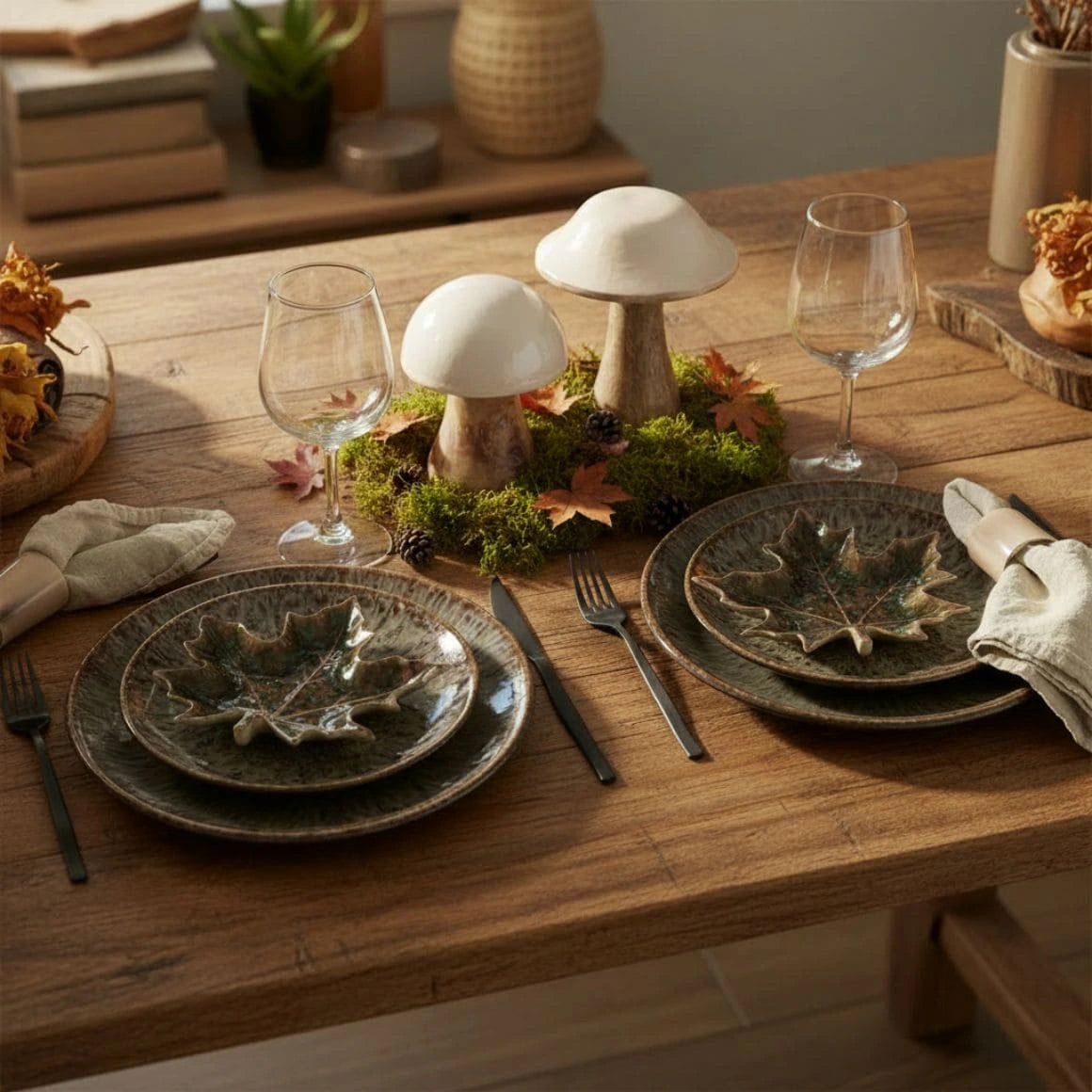 gedeckter Tisch mit Holz-Pilzen und Herbstdeko