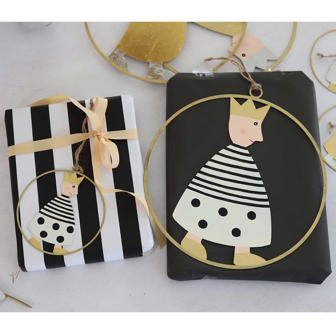 Geschenk Anhänger dekorieren Deko Weihnachten Geschenkanhänger Geschenk-Anhänger runder Dekoanhänger Dekoring Fensterring Fensterdeko Fensterhänger Dekofigur Könige Gold Silber Streifen PunktenSoulbirdee Shop