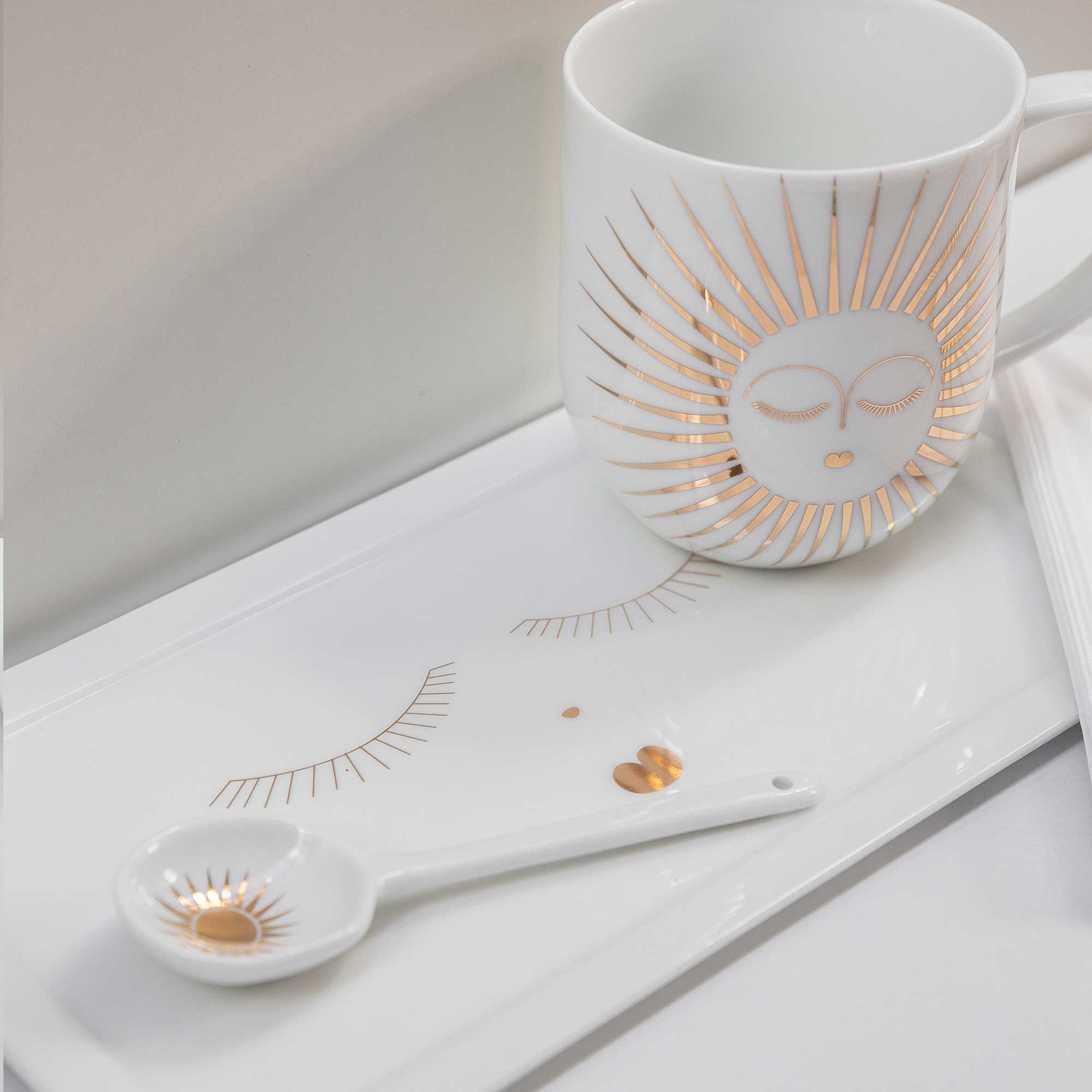 Goldener Löffel, Trink-Becher mit Henkel aus Porzellan mit einem goldenen Gesicht, Henkeltasse mit einer goldenen Sonne