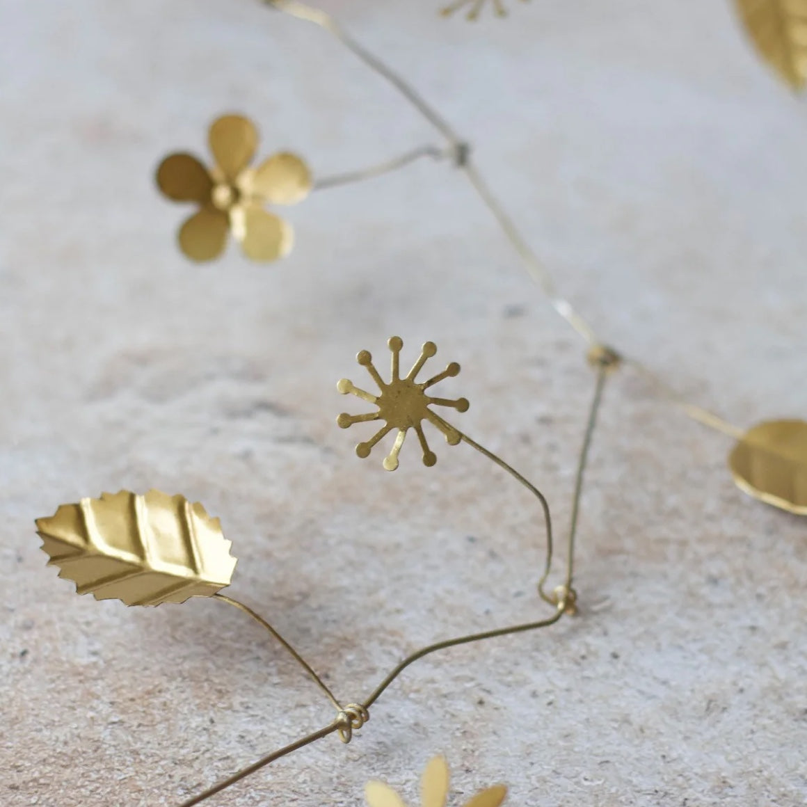 detail blatt und blume goldene girlande im boho stil aus metall tischdeko für kranz weldaad