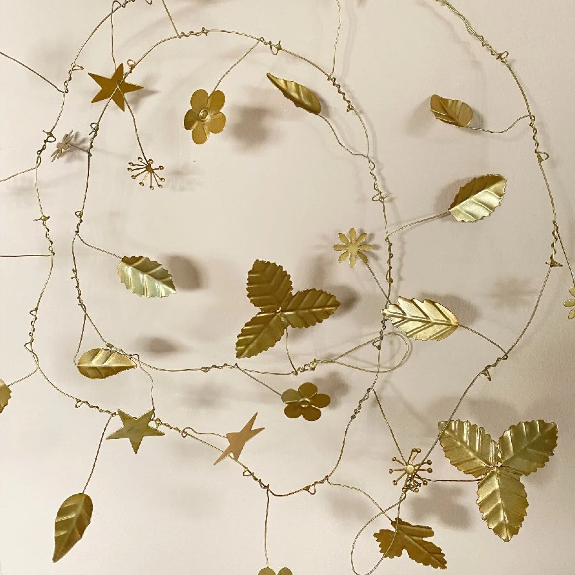 goldene deko girlande für einen kranz im boho stil aus metall mit handgefertigten blättern, sternen und blumen weldaad